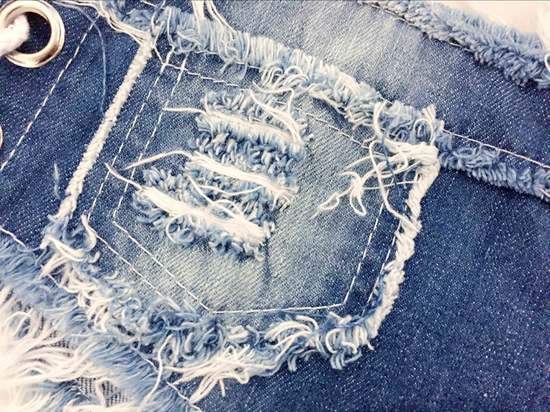 Women's denim shorts - obrazek 2